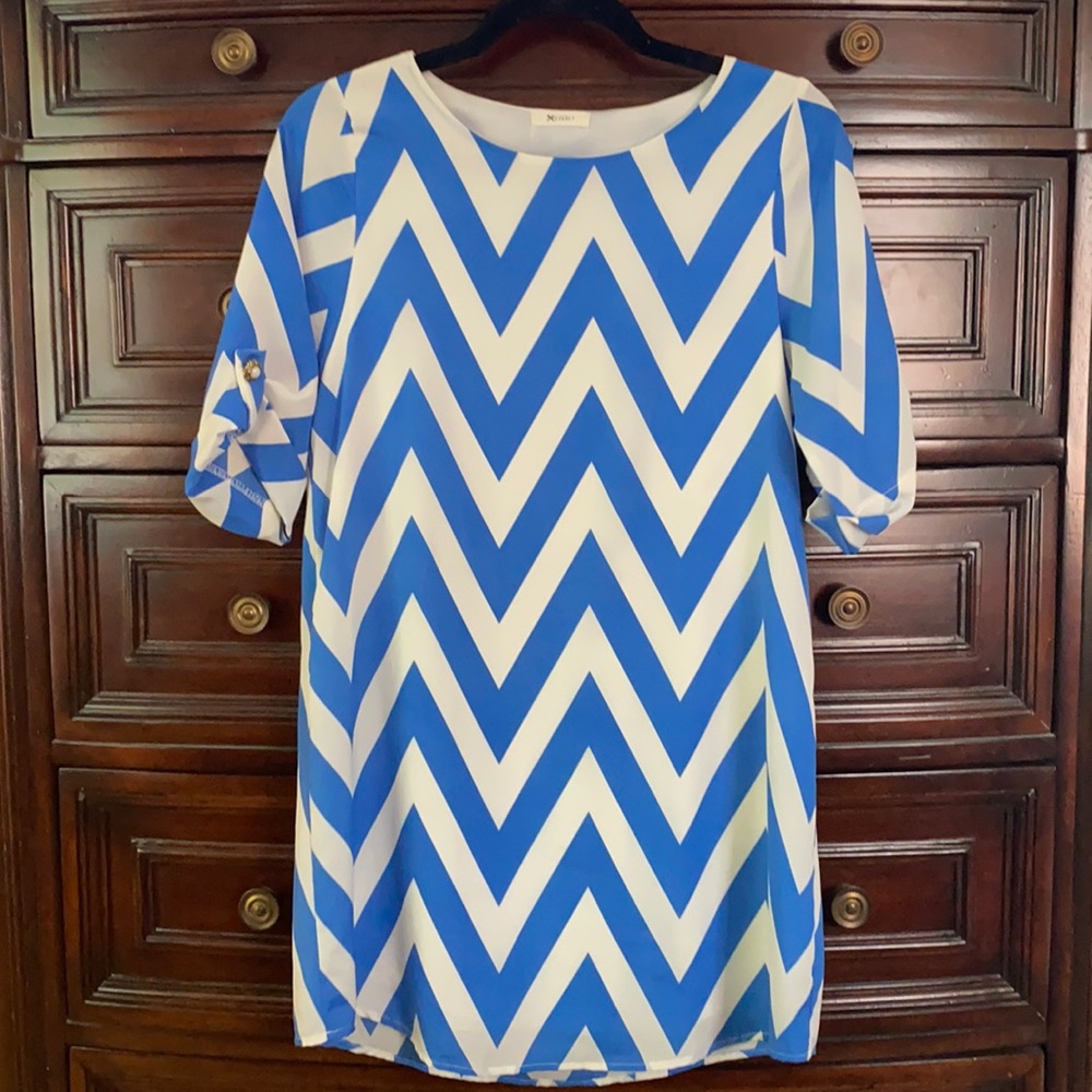 Everly blue chevron shift dress small